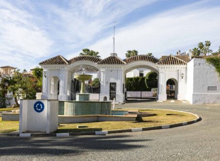 Two Bedroom Apartment in Nueva Andalucia, Marbella