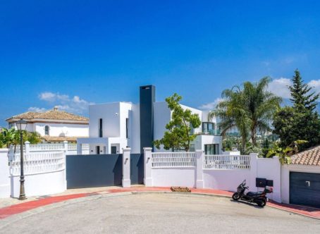 Villa, in Nueva Andalucía