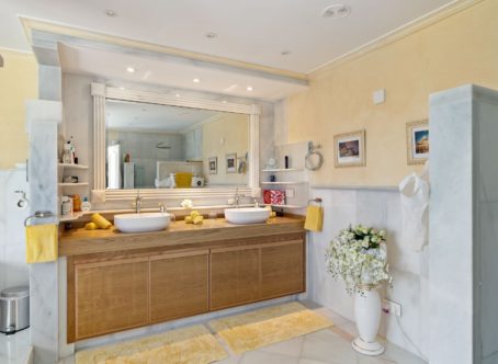 Stunning Six Bedroom Villa, in Nueva Andalucia