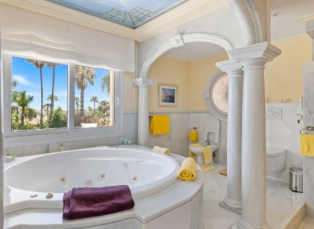 Stunning Six Bedroom Villa, in Nueva Andalucia